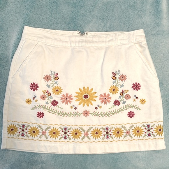 Forever 21 white denim floral embroidered skirt with pockets size M - Picture 1 of 4
